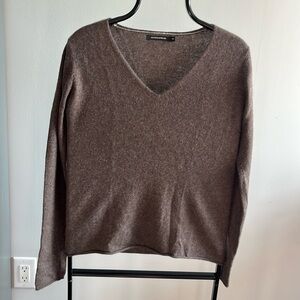 Warm and super comfortable pull over. Cashmere 100%